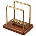 Goldenes Newton Pendel mit Holzsockel